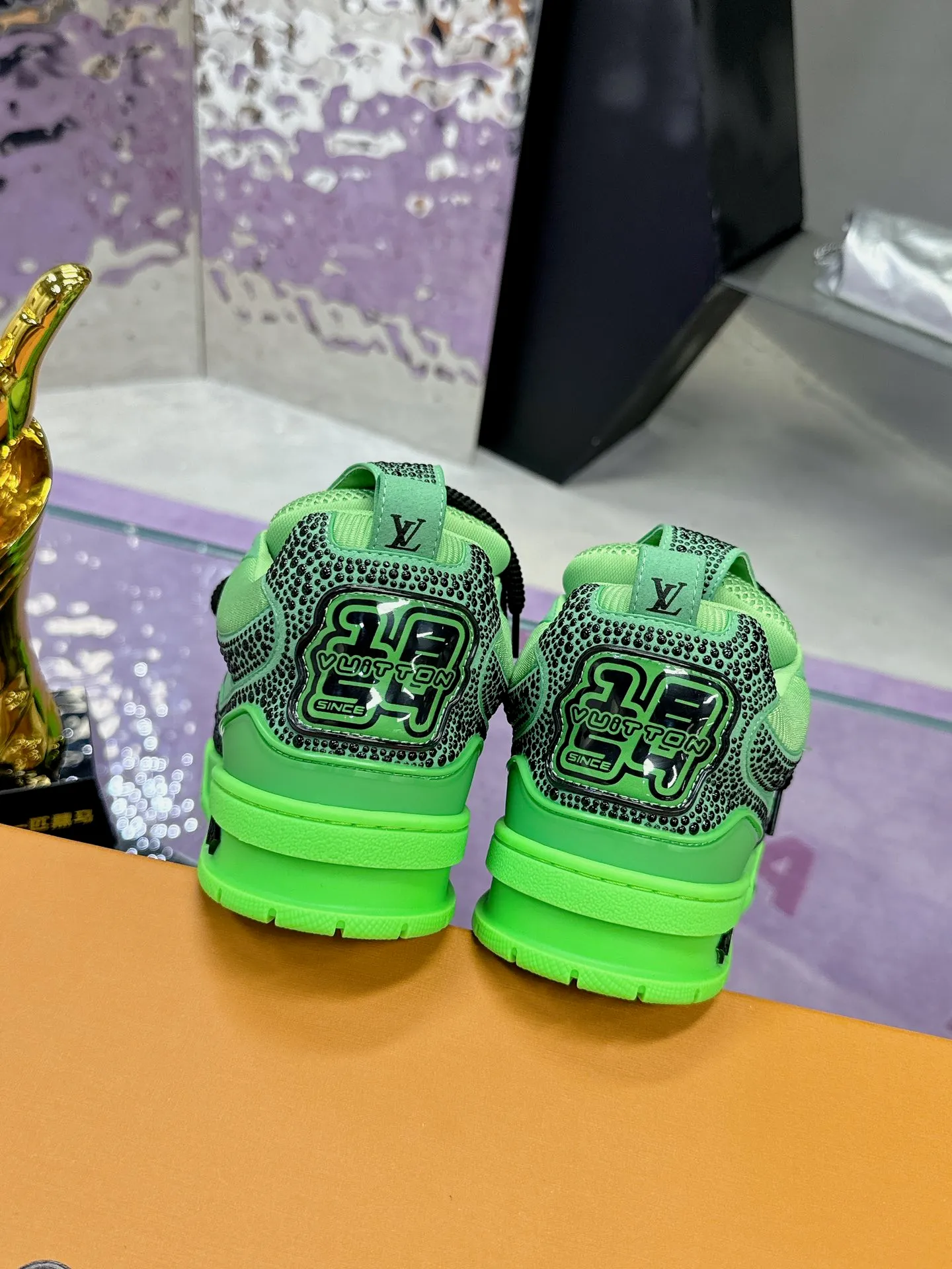 Men's shoes 💰900❤️❤️❤️ 𝙇𝙑 Bread shoes have added new colors 💓 Craftsmanship series 𝟐𝟎𝟐5/𝐒𝐒 𝐧𝐞𝐰 Louis Vuitton catwalk skate shoes are popular, LOUIS VUITTON Trainer is undoubtedly one of the most successful Sneakers launched by luxury brands, but the pace of exploration will not stop. LOUISVUITTON will also bring a new series of skateboard shoes in the spring of 2025. The new series in the picture returns to the 90s Chunky Skate Shoes look and feel. The uppers are made of leather and mesh. The fat silhouette and thick shoelaces are very eye-catching. It is expected to have quite a few colors like the Trainer. Judging from the previous DIOR show skate shoes, this chunky style may be even stronger next year. 💎 Size: Female 35-40 Male 39-46